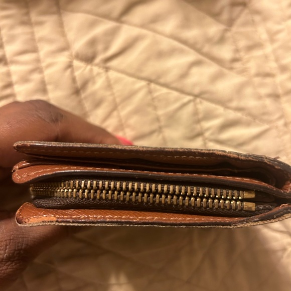 LV WALLET PRETTY GOOD CONDITION CALLOUT ON THE CORNER OF ZIPPER is good - Picture 4 of 8